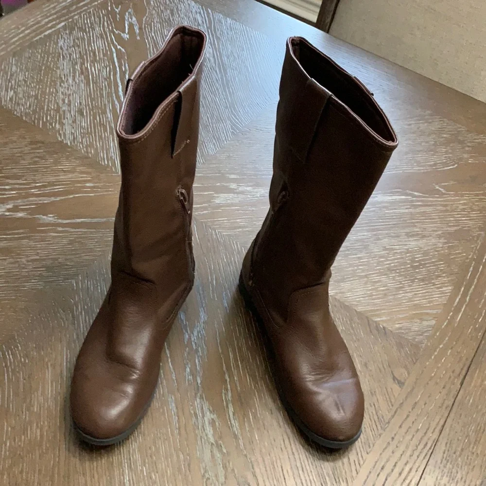 Zoe & Zac brown flat boots with zip up side